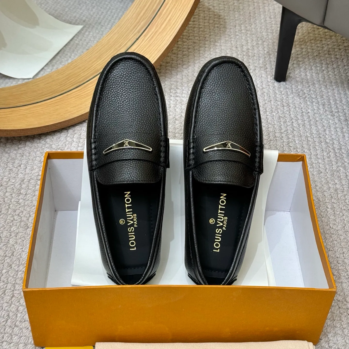Men's men's shoes 💰420 (Yangli) LV 2⃣️0⃣️2⃣️5️⃣Spring and summer counter GLORIA series models ✈️Original factory special leather production, original last type. A classic driving slip-on casual shoe that shows an elegant style with exquisite craftsmanship details such as Monogram embossing all over the upper🌀Italian imported calfskin fabric Sheepskin foot pads➕Inside～Private mold replica sole Unique style Comfortable driving slip-on Size: 4-12 (38-46) Comes with [Counter packaging: original box, wrapping paper, card, instruction manual, shoehorn, cloth bag] No pressure to enter and leave the counter!
